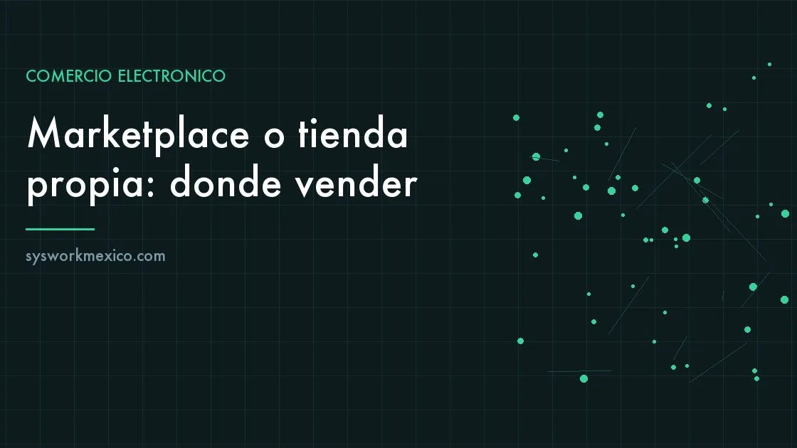 Escritorio con dos pantallas mostrando un marketplace y la tienda en línea propia de una empresa