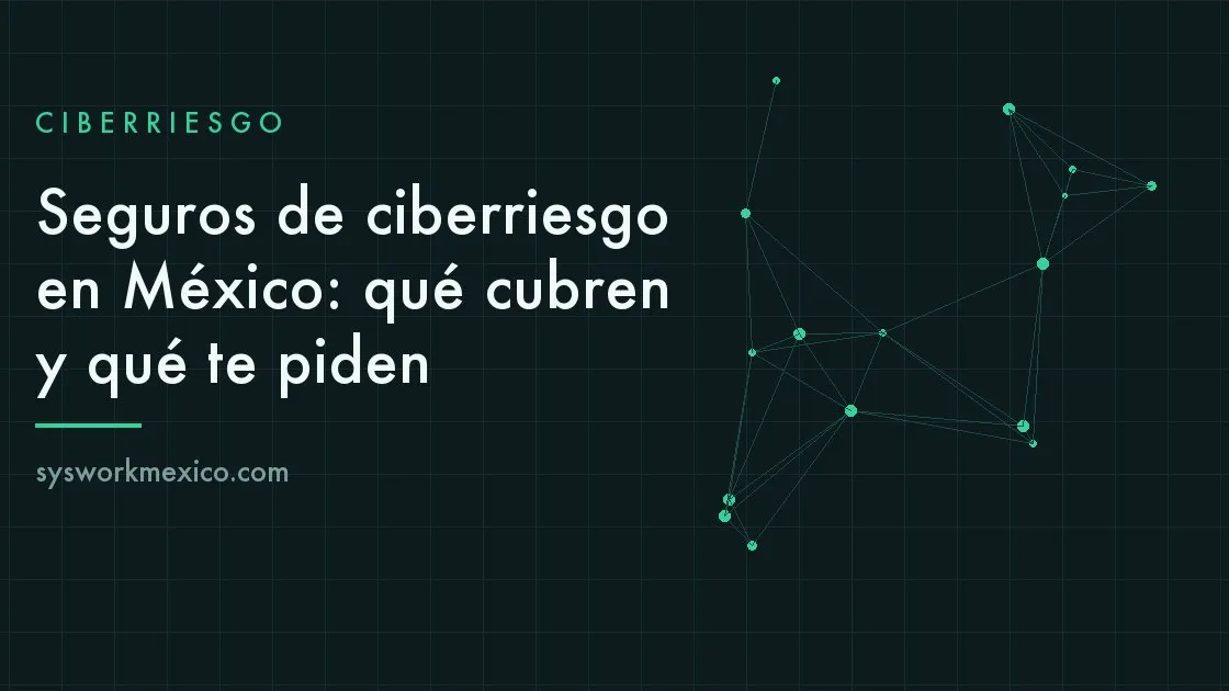 Revisión de una póliza de ciberriesgo junto a un tablero de controles de seguridad de la empresa