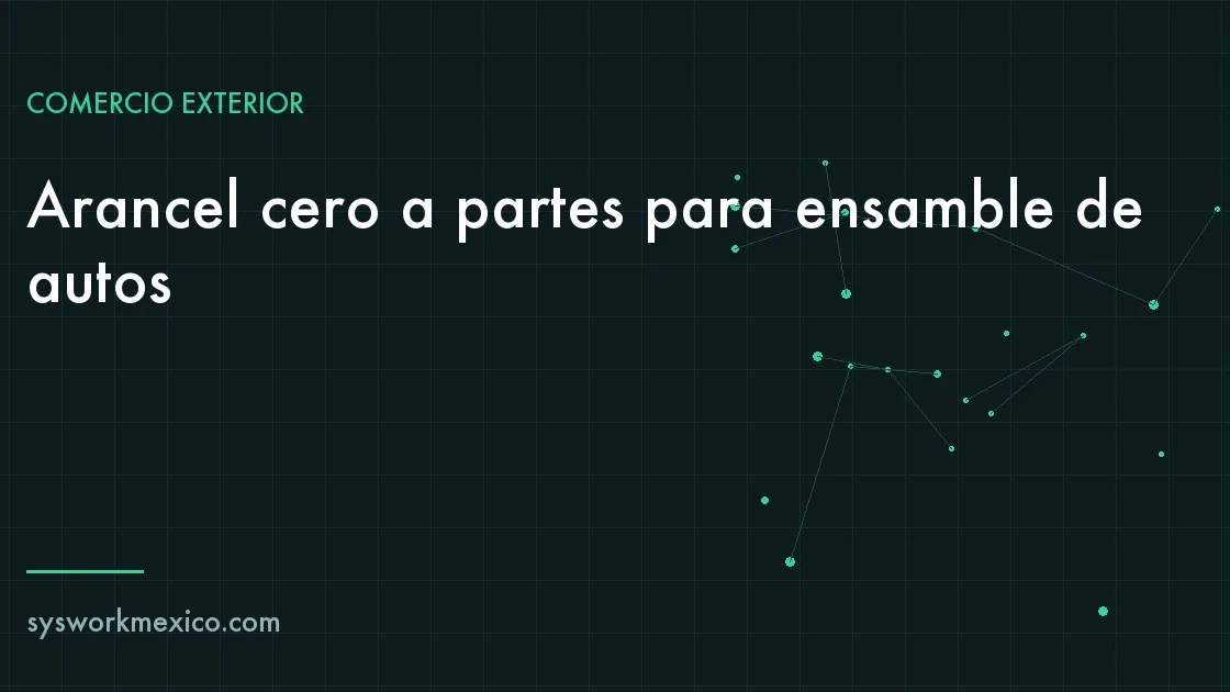 Línea de ensamble de automóviles con cajas de autopartes importadas junto a una terminal que muestra un pedimento