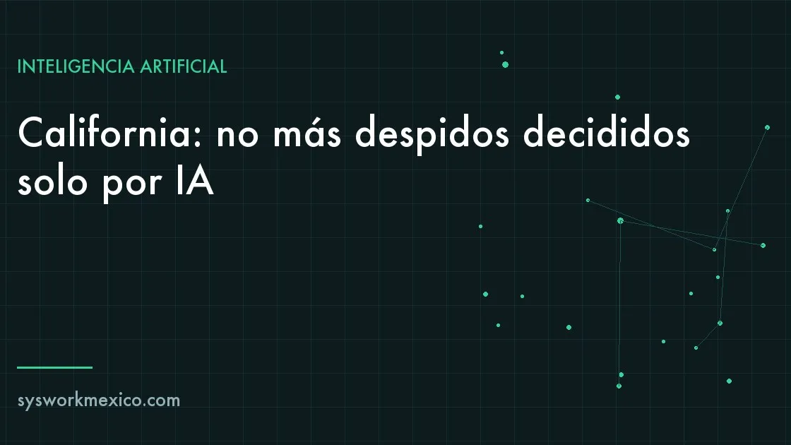 Expediente de un empleado revisado por una persona junto a un panel de software de evaluación con IA