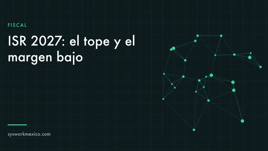 Calculadora y estado de resultados sobre un escritorio con autos nuevos de una agencia al fondo