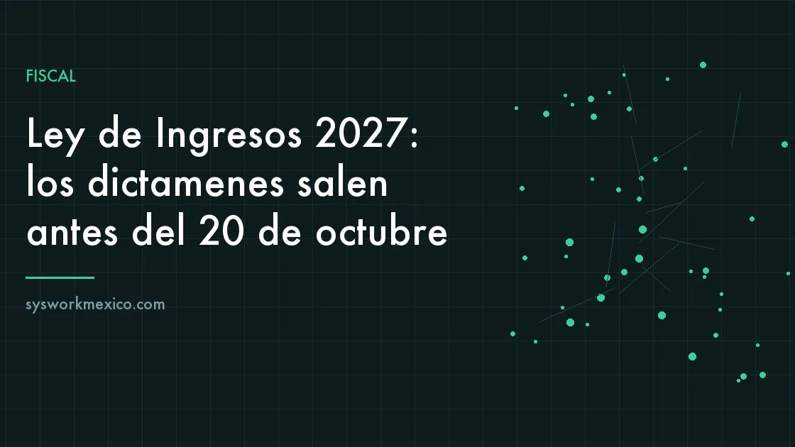 Mesa de trabajo con documentos de presupuesto y una laptop mostrando proyecciones financieras