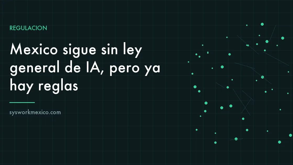 Documentos de cumplimiento normativo sobre un escritorio junto a una computadora portátil