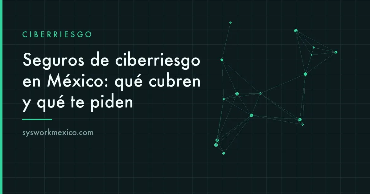 Revisión de una póliza de ciberriesgo junto a un tablero de controles de seguridad de la empresa