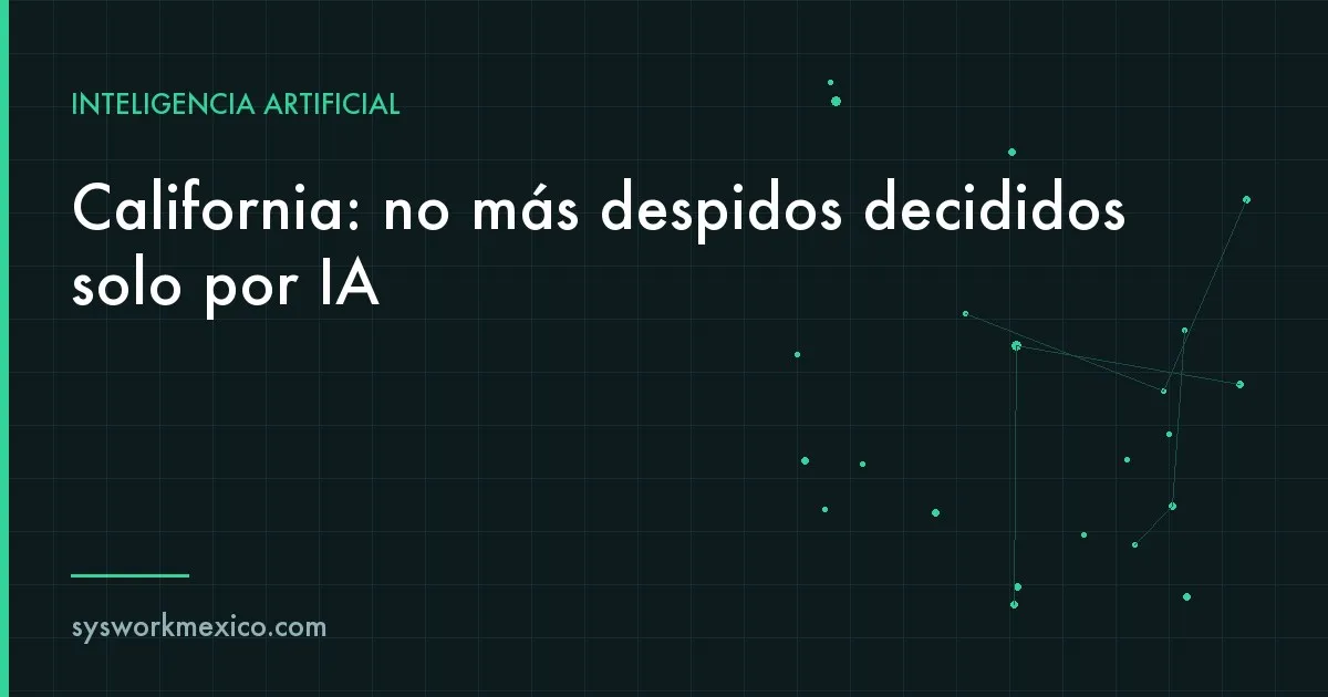 Expediente de un empleado revisado por una persona junto a un panel de software de evaluación con IA