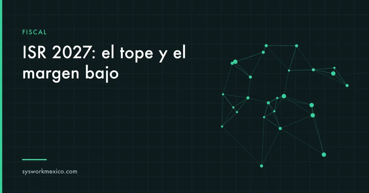 Calculadora y estado de resultados sobre un escritorio con autos nuevos de una agencia al fondo