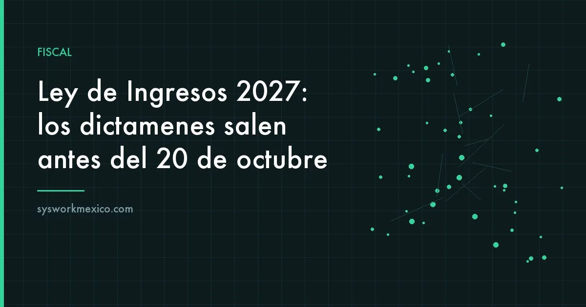 Mesa de trabajo con documentos de presupuesto y una laptop mostrando proyecciones financieras