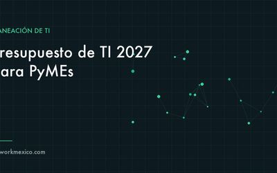 Directivos revisando el presupuesto de tecnología del próximo año sobre una mesa de juntas