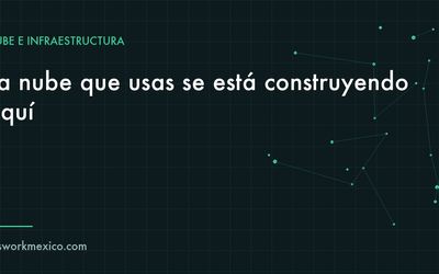 Pasillo de un centro de datos con racks y cableado estructurado