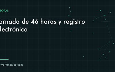Reloj checador digital en la entrada de una planta con un calendario marcando el 1 de enero