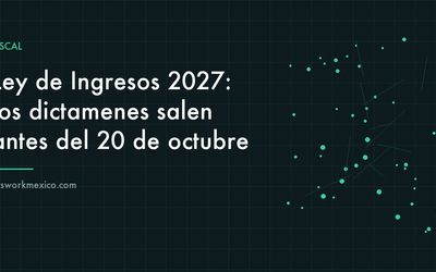 Mesa de trabajo con documentos de presupuesto y una laptop mostrando proyecciones financieras