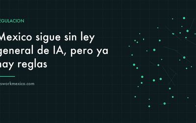 Documentos de cumplimiento normativo sobre un escritorio junto a una computadora portátil
