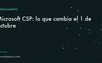 Cotización de licencias de software sobre un escritorio junto a una laptop con la consola de administración de Microsoft 365