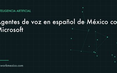 Ejecutiva de atención a clientes con diadema frente a una pantalla que muestra la transcripción de una llamada en tiempo real