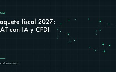 Documentos fiscales digitales analizados por un sistema automatizado sobre un escritorio de oficina