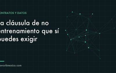 Contrato impreso sobre un escritorio junto a una laptop con un asistente de inteligencia artificial abierto