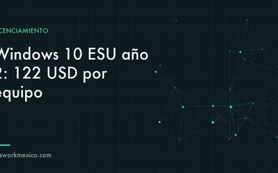 Oficina con varias computadoras de escritorio encendidas mostrando pantallas de actualización