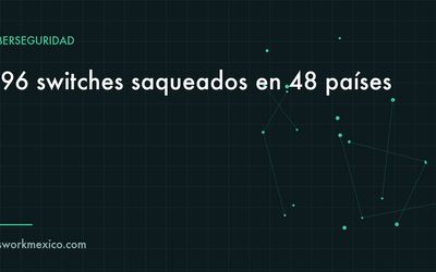 Switch administrable de ocho puertos con cables de red conectados en un gabinete pequeño