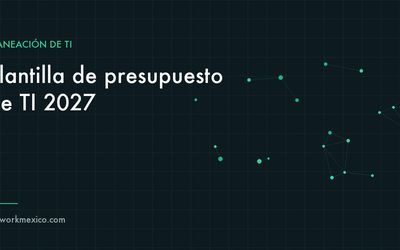 Plantilla de presupuesto de tecnología desplegada en una hoja de cálculo sobre un escritorio de oficina
