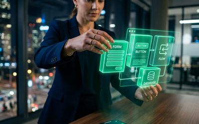 Persona construyendo una aplicación con bloques visuales sin escribir código