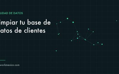 Registros de clientes duplicados consolidándose en un catálogo ordenado dentro de un sistema empresarial