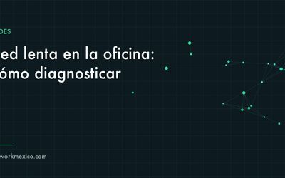 Técnico revisando el equipo de red y las mediciones de conectividad de una oficina