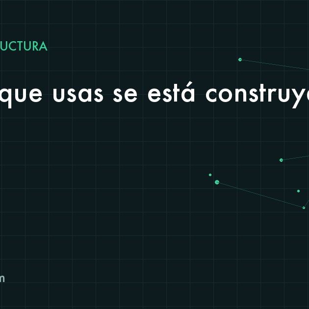 Pasillo de un centro de datos con racks y cableado estructurado