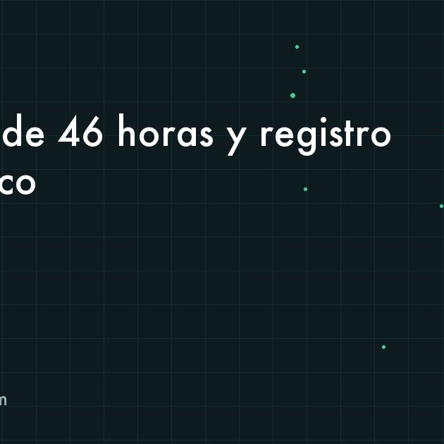 Reloj checador digital en la entrada de una planta con un calendario marcando el 1 de enero