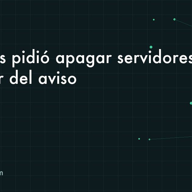 Servidores apagados en un rack con una consola que muestra un aviso de mantenimiento preventivo