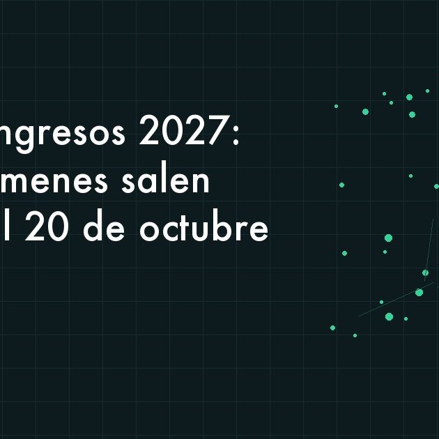 Mesa de trabajo con documentos de presupuesto y una laptop mostrando proyecciones financieras