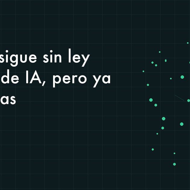 Documentos de cumplimiento normativo sobre un escritorio junto a una computadora portátil