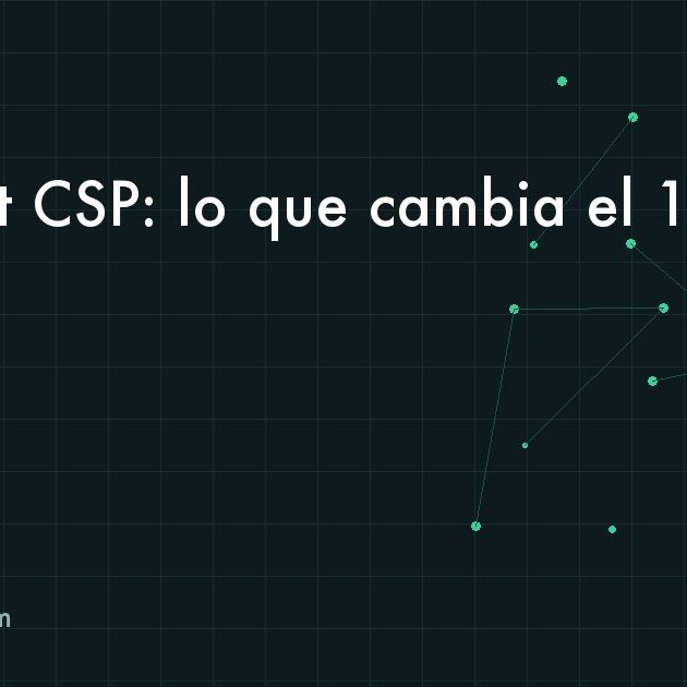 Cotización de licencias de software sobre un escritorio junto a una laptop con la consola de administración de Microsoft 365