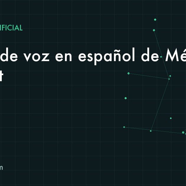 Ejecutiva de atención a clientes con diadema frente a una pantalla que muestra la transcripción de una llamada en tiempo real