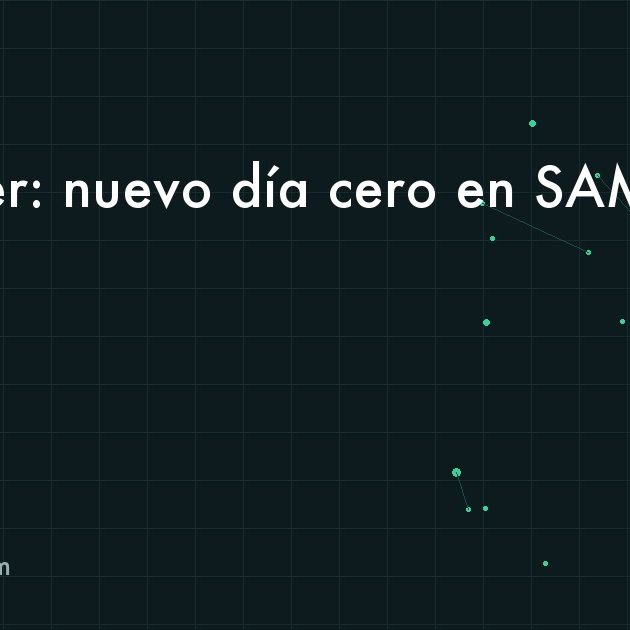Equipo de red en un rack de centro de datos con una alerta de seguridad en la pantalla de administración