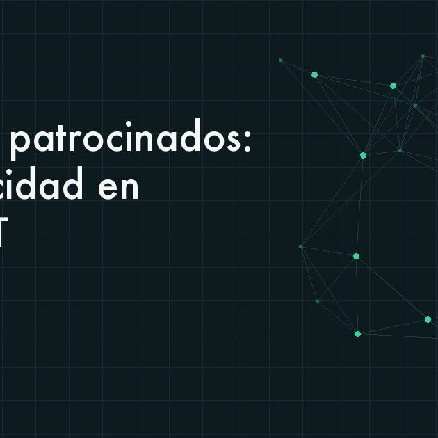 Conversación de chat mostrando una respuesta patrocinada claramente etiquetada junto a productos