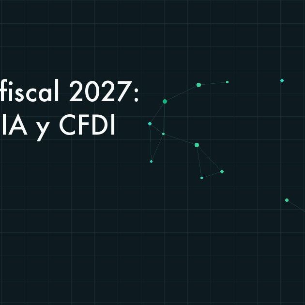 Documentos fiscales digitales analizados por un sistema automatizado sobre un escritorio de oficina