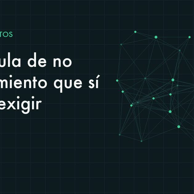 Contrato impreso sobre un escritorio junto a una laptop con un asistente de inteligencia artificial abierto