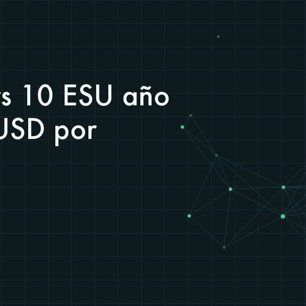 Oficina con varias computadoras de escritorio encendidas mostrando pantallas de actualización
