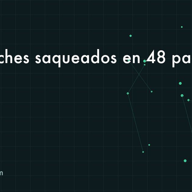 Switch administrable de ocho puertos con cables de red conectados en un gabinete pequeño
