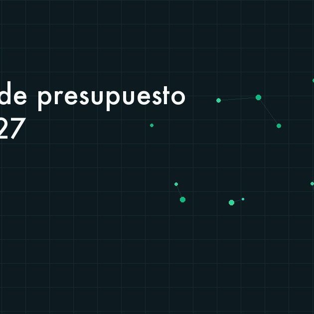 Plantilla de presupuesto de tecnología desplegada en una hoja de cálculo sobre un escritorio de oficina