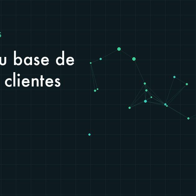 Registros de clientes duplicados consolidándose en un catálogo ordenado dentro de un sistema empresarial