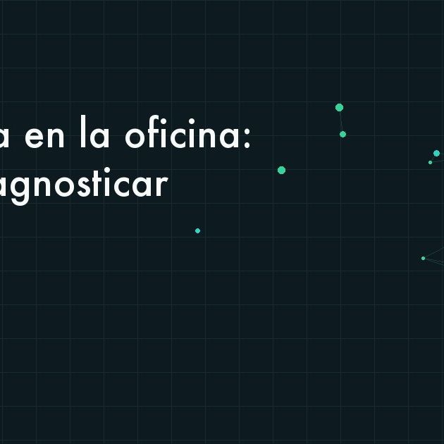 Técnico revisando el equipo de red y las mediciones de conectividad de una oficina